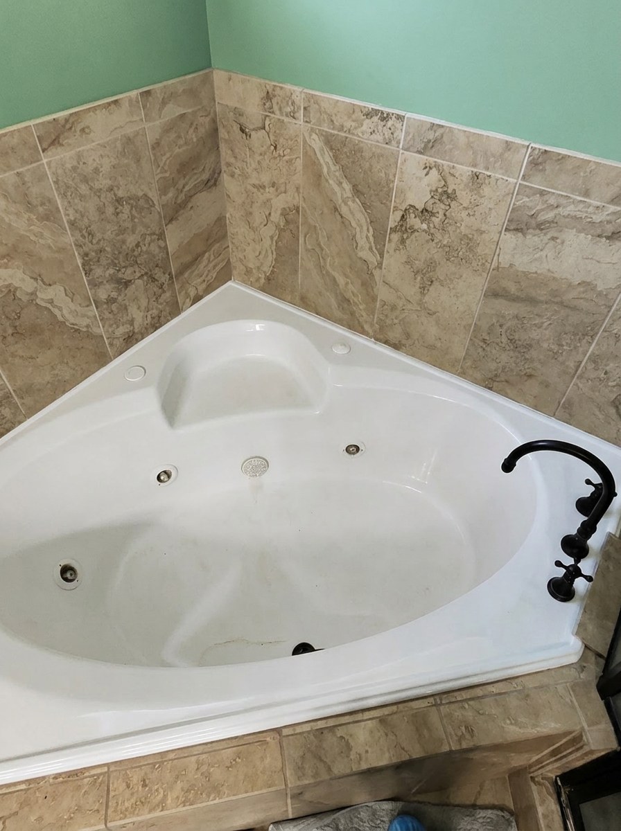 Corner jetted tub — Zero-VOC restoration — before