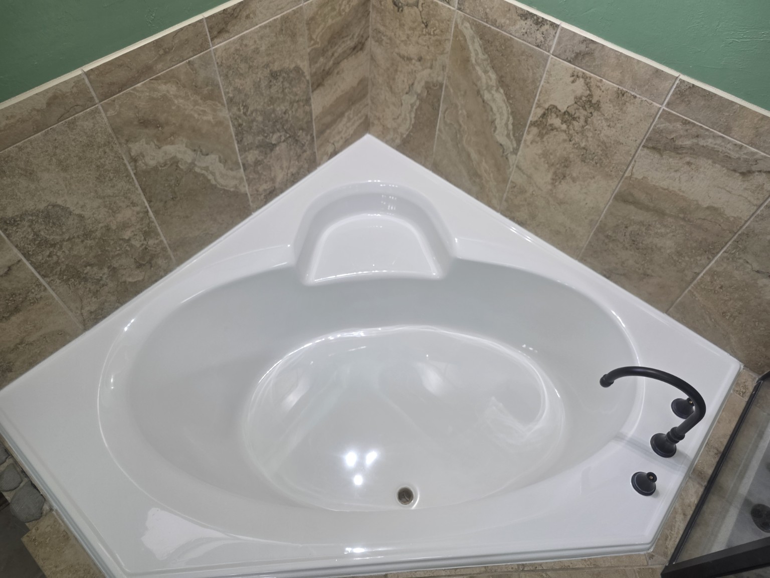 Corner jetted tub restored with the ILS Zero-VOC epoxy finish